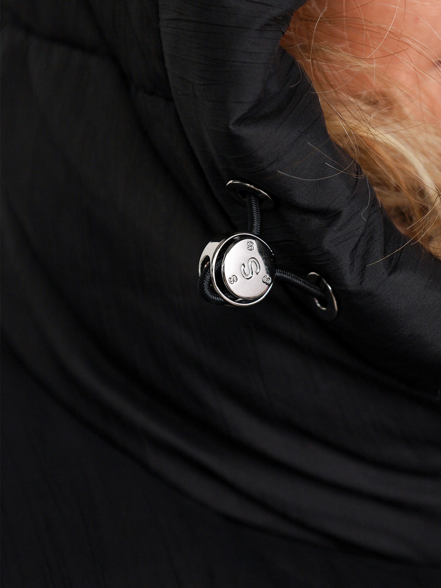 Пуховик черного цвета с капюшоном